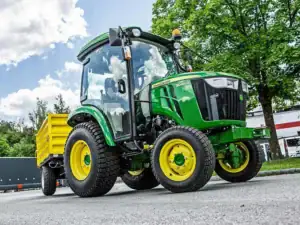 John Deere 3046R